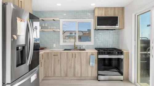 Huntington Beach House | Walk to the Sand Ocean Views Balcony Parking Sunset Surf