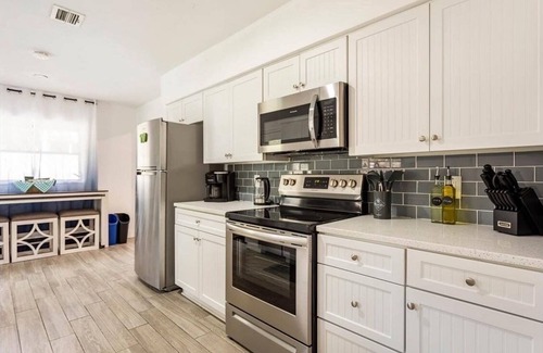 Gainesville House | WALK to UF. King Bed. POOL TABLE. 75” TV. FIRE TABLE. Outdoor Patio. CLEAN.