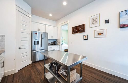 Austin Cottage | Walkable 3-bedroom cottage with WiFi and AC in Central East Austin
