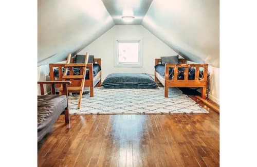Petersburg House | Walkable 3 Bedroom Duplex with private Hot Tub, Porch, and Scenic Views