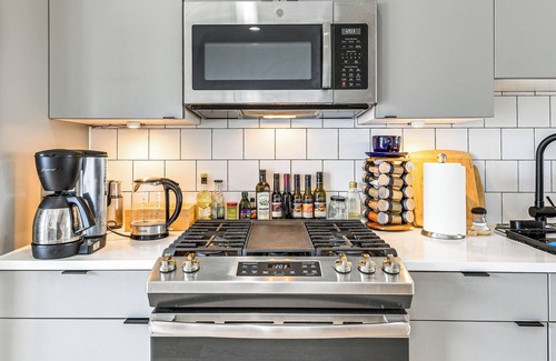 Park View Condo | Walkable Columbia Heights Condo w/Rooftop Deck!