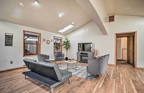 Friendsville Cabin | Walkable Friendsville Home on the River!