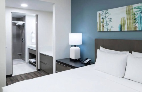 Tempe Hotel | Walkable Tempe Gem – Pool, Gym, Near Trails, Mill Ave & Local Hotspots