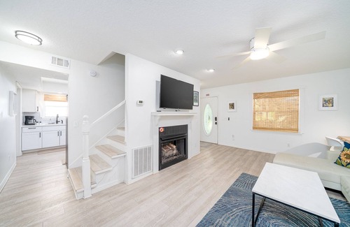 St. Augustine House | Walkable Uptown, Kids Playhouse, Close to Beach!
