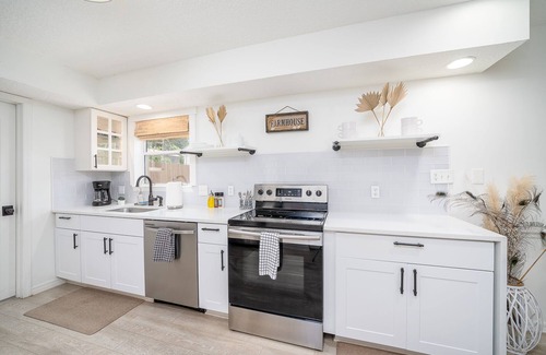 St. Augustine House | Walkable Uptown, Kids Playhouse, Close to Beach!