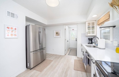 St. Augustine House | Walkable Uptown, Kids Playhouse, Close to Beach!