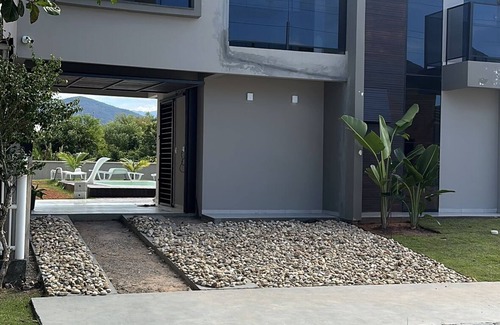 Palhoca House | Walking distance to the beach!