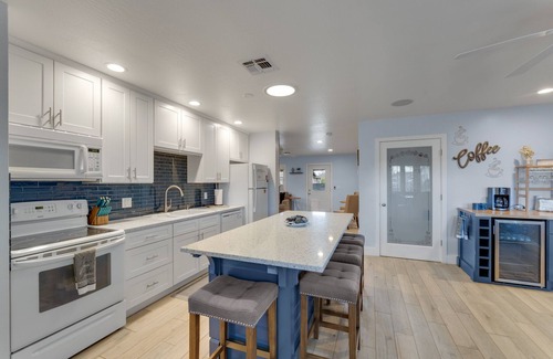 Williams House | Walking distance from downtown - Close to local Lakes - Large backyard - Hot Tub