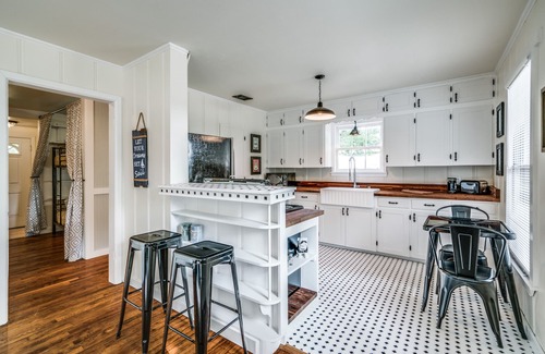 Grapevine House | Walking distance to the Gaylord and backs to Lake Grapevine!