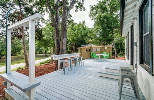 Grapevine House | Walking distance to the Gaylord and backs to Lake Grapevine!