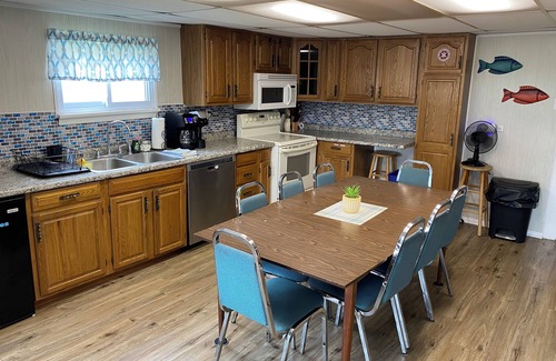 Conneaut Lakeshore Cottage | Walking distance to beach area of Conneaut lake- 4 beds-Dog Friendly- NO Smoking