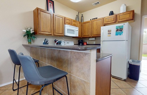 New Braunfels House | Walking Distance to ALL! TRV "Black Stone" : Free Tubes with Rental!