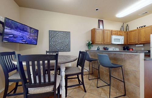 New Braunfels House | Walking Distance to ALL! TRV "Black Stone" : Free Tubes with Rental!