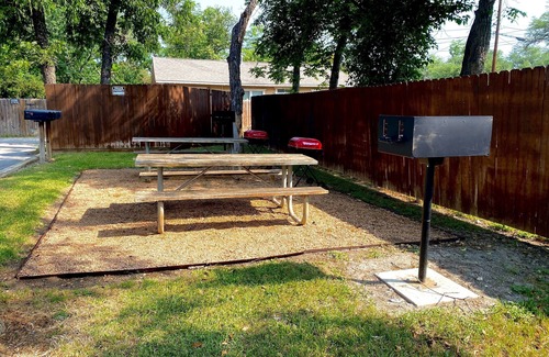 New Braunfels House | Walking Distance to ALL! TRV "Black Stone" : Free Tubes with Rental!