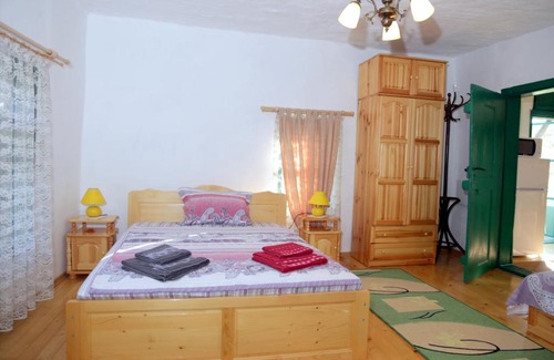 Kyustendil House | walnut house radlovtsi