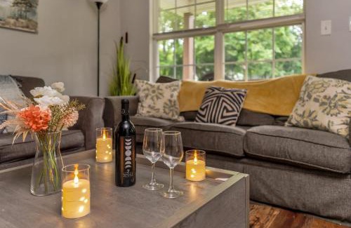 Lookout Valley Neighborhood Association House | Wanderers Nest with a hot tub