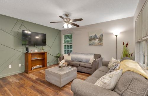 Lookout Valley Neighborhood Association House | Wanderers Nest with a hot tub