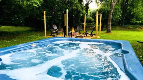 Lookout Valley Neighborhood Association House | Wanderers Nest with a hot tub