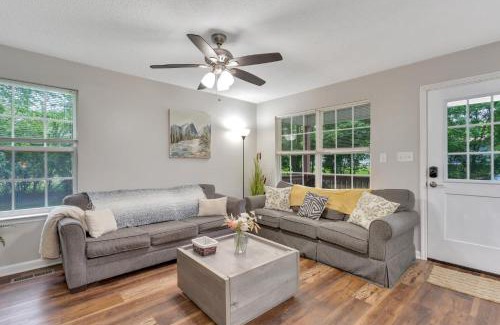 Lookout Valley Neighborhood Association House | Wanderers Nest with a hot tub