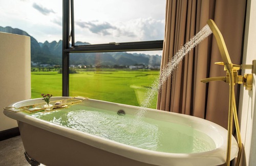 Xingyi Hotel | Wanfenglin Half Mountain View Hotel