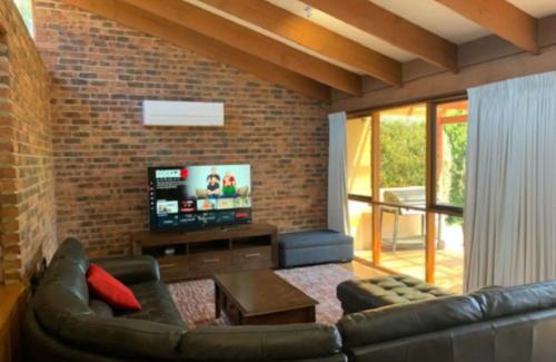 Scullin House | Warm and Spacious 5BR Home w WIFI and Multiple Parking - Hosted by Canstay