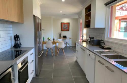 Scullin House | Warm and Spacious 5BR Home w WIFI and Multiple Parking - Hosted by Canstay