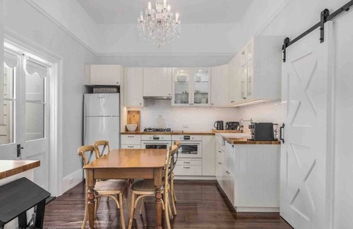 Hobart Central Business District House | Warm, Inviting & Luxurious The Barn