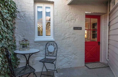 Hobart Central Business District House | Warm, Inviting & Luxurious The Barn