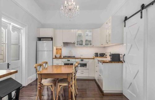 Hobart Central Business District Apartment | Warm, Inviting & Luxurious The Barn