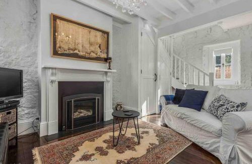 Hobart Central Business District Apartment | Warm, Inviting & Luxurious The Barn