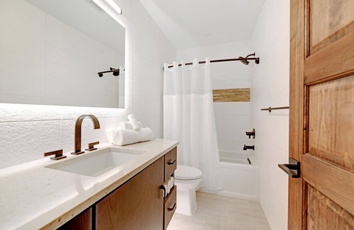 Holmes Beach Resort | WARM SALTY BREEZES FRESH FROM THE SEA in These One Bedroom Suites at Bali Hai