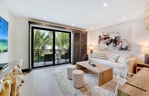Holmes Beach Resort | WARM SALTY BREEZES FRESH FROM THE SEA in These One Bedroom Suites at Bali Hai