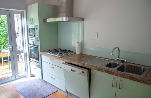 Ohakune House | Warm, spacious & modern Ohakune retreat - private outdoor spa pool, free wifi