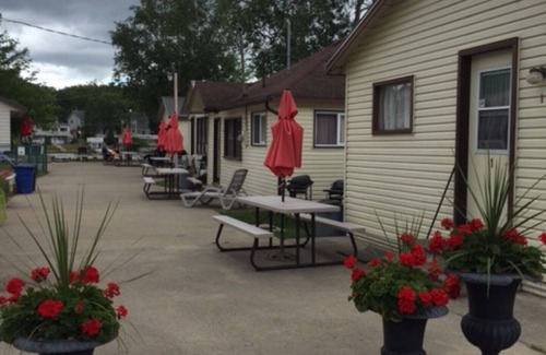 Wasaga Beach Cottage | Wasaga Beach Waterfront 2 bedroom Cottage - Ash Lane Cottages