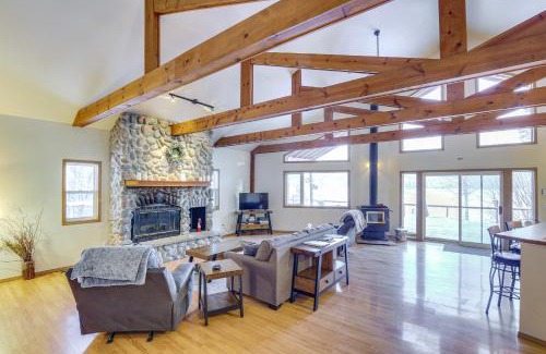 Houston House | Wasilla Spruce Moose Cabin Lakefront and Hot Tub!