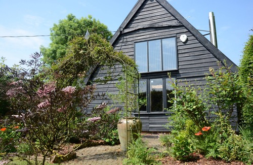 Stowmarket Cottage | WASSICKS COTTAGE, HAUGHLEY, pet friendly, with open fire in Haughley