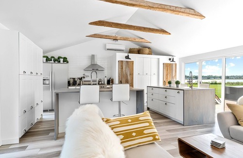 The Bluff Cottage | Water front cottage 'The Dream' w/hot tub