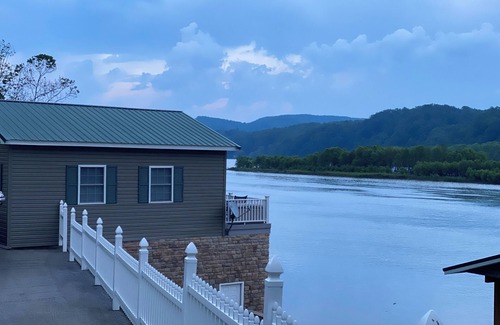 Draper Apartment | Water front Cozy studio with WiFi and AC in charming Draper