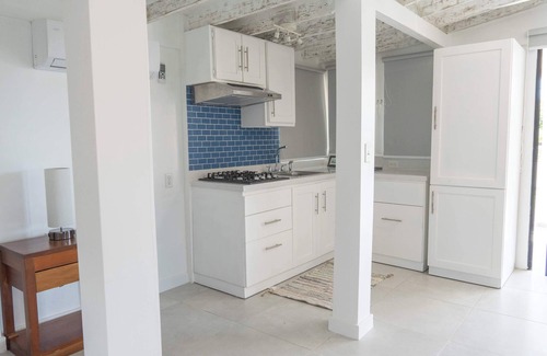 Discovery Bay Apartment | Waterfront Getaway | Balcony | Fire Pit | Gazebo