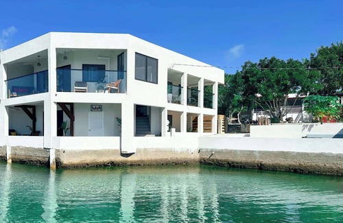Discovery Bay Apartment | Waterfront Getaway | Balcony | Fire Pit | Gazebo