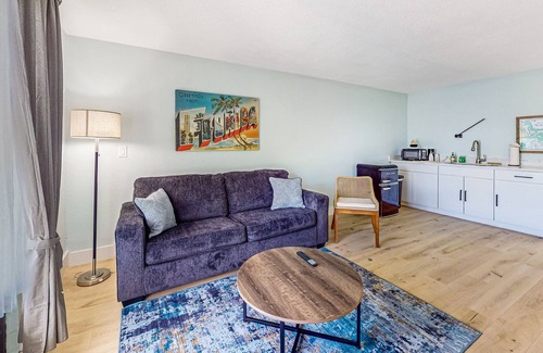 Isles of Capri Condo | Water-view Marco Island condo with firepit, grill, dock & W/D access