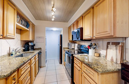 Belleair Beach Condo | Waterfront condo with amazing ocean view, resort pool, beach access, & W/D
