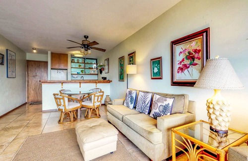 Hilo Condo | Waterfront condo w/shared pool & private lanai- steps to shops & restaurants