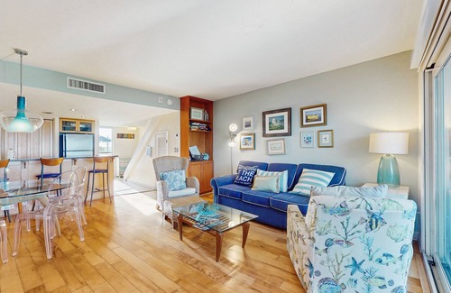 Crescent Beach Condo | Waterfront condo w/a spacious floor plan, shared pool, tennis, & beach access