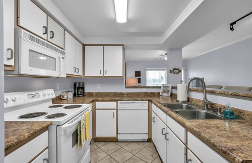 Walden on Lake Conroe Condo | Waterfront Condo with Patio, Pool Access & Walk to Dining—Perfect for Your Next Relaxing Getaway!