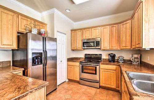 Corpus Christi House | Waterfront Corpus Christi Townhome w/Pool & Dock!
