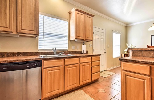 Corpus Christi House | Waterfront Corpus Christi Townhome w/Pool & Dock!