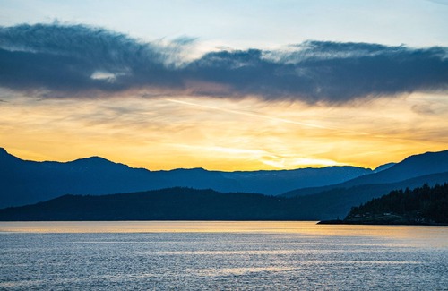 Vancouver Cabin | Waterfront Cottage with Superb Coastline Views