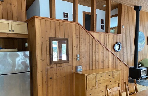 Woodfibre Cottage | Waterfront Cottage on acreage - 1hr from Vancouver - 7 N Min-Levette Lake
