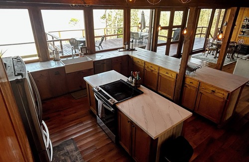 Zavalla House | Waterfront Hide-A-Way Lodge on Big Sam!